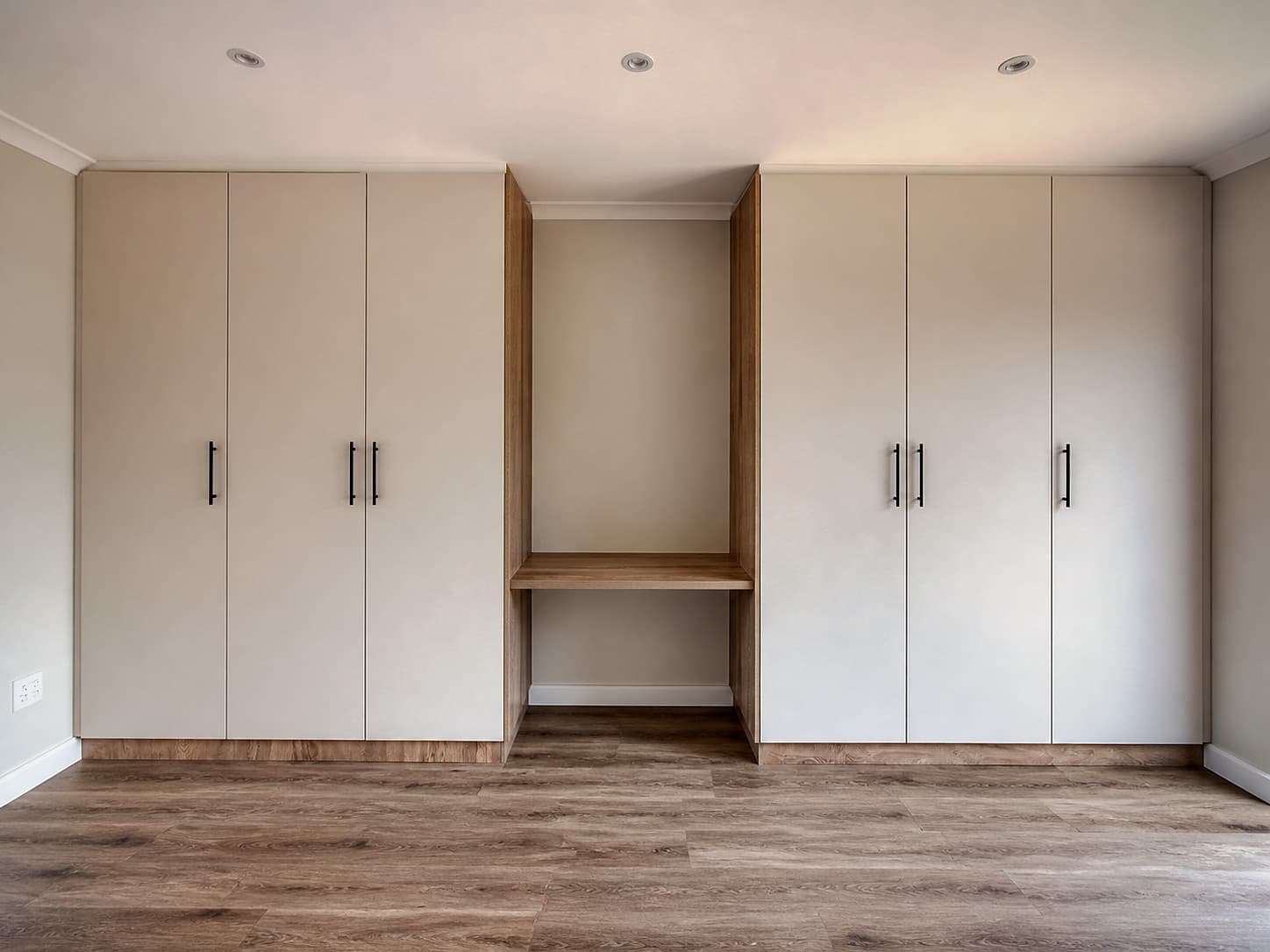 Bloubergstrand – Elevation of the wardrobe wall with the desk nook