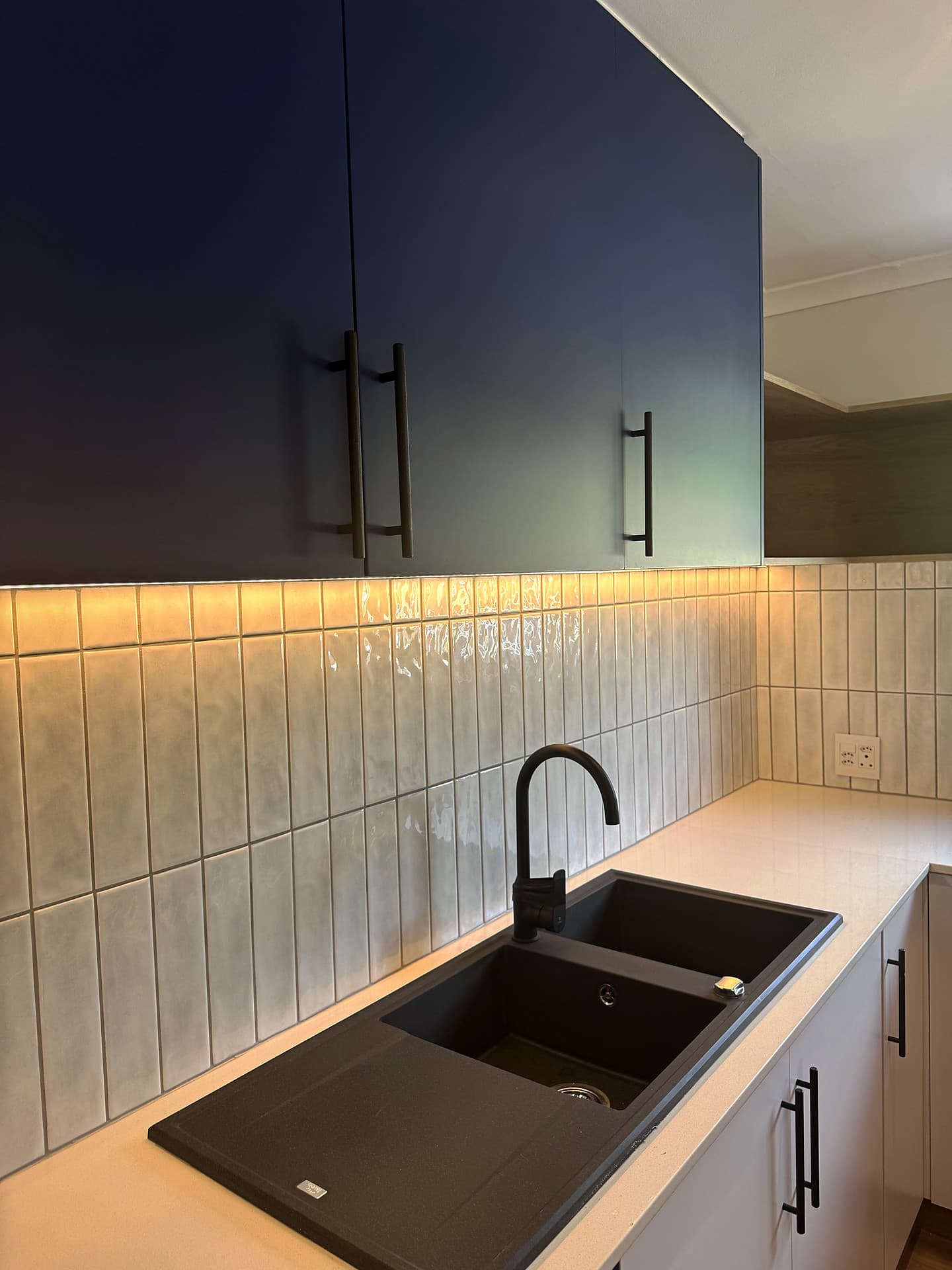 Bloubergstrand – Sink, tiled splashback and black tap