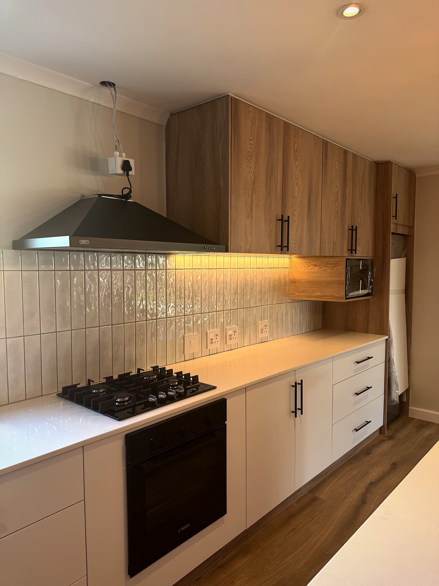Bloubergstrand – Hob, extractor hood and oak tall units