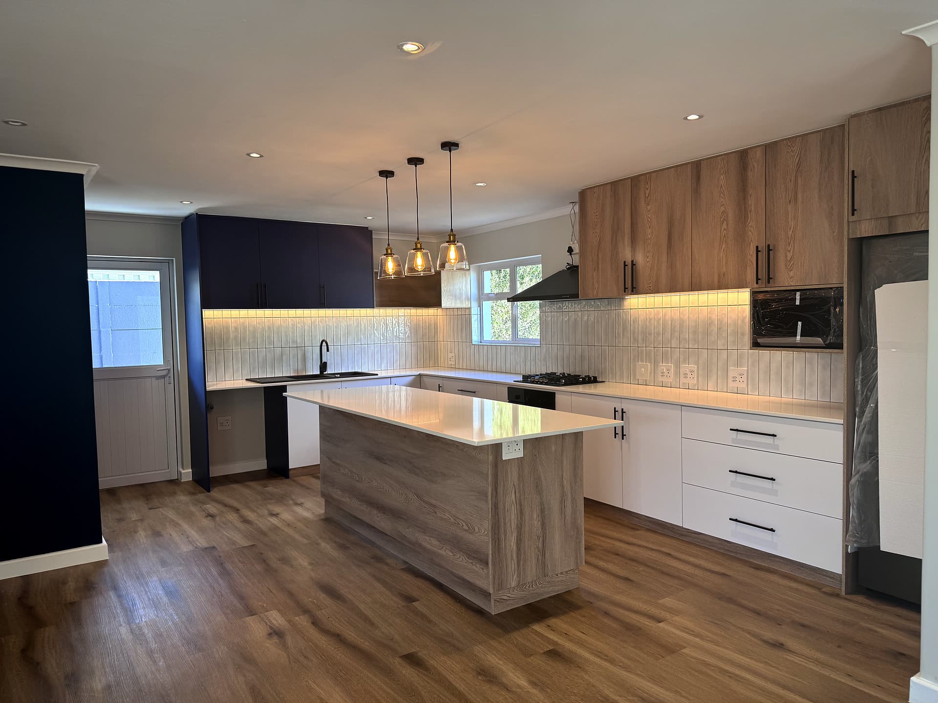 Bloubergstrand – the kitchen island under its pendants
