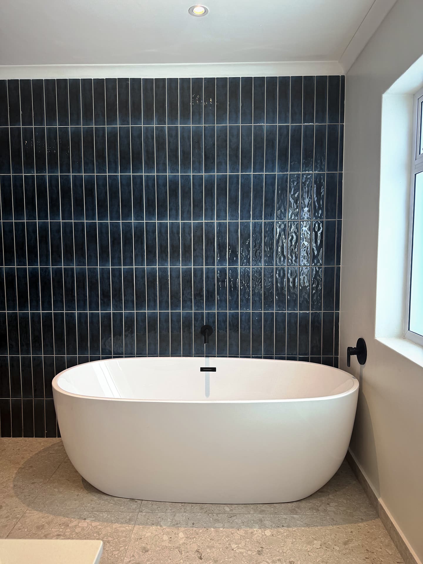 Bloubergstrand – Main bathroom with a freestanding tub under the window