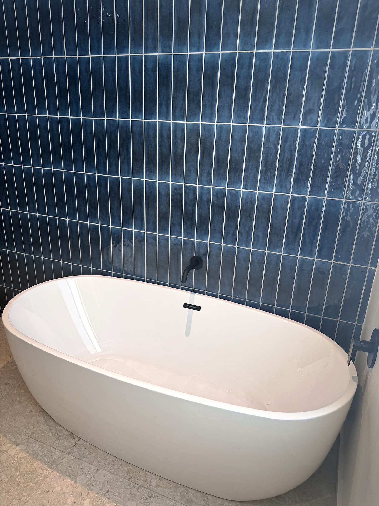 Bloubergstrand – Freestanding tub against the blue tiles