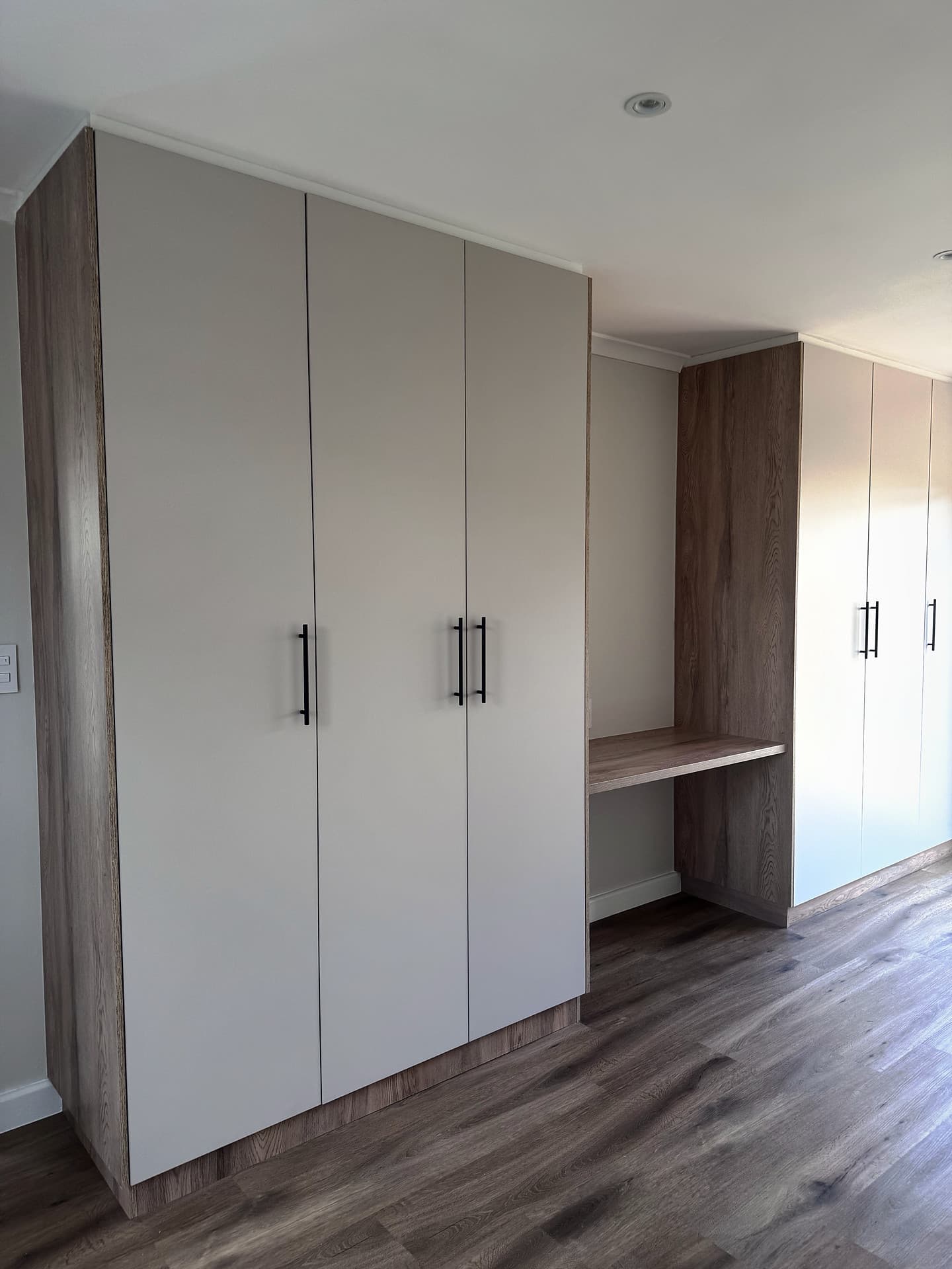 Bloubergstrand – Built-in wardrobes with a desk nook