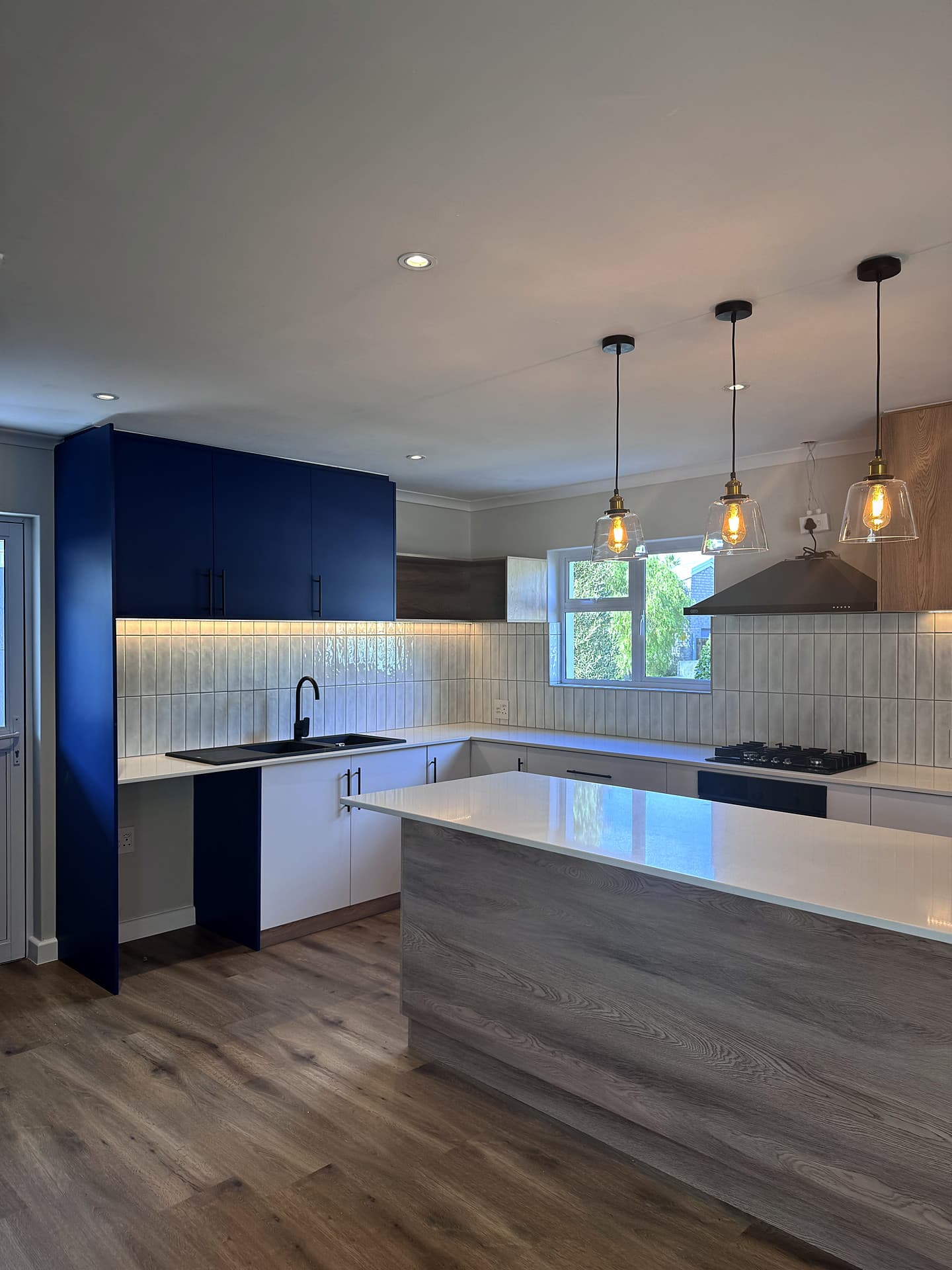 Bloubergstrand – Kitchen from the navy tall-unit side