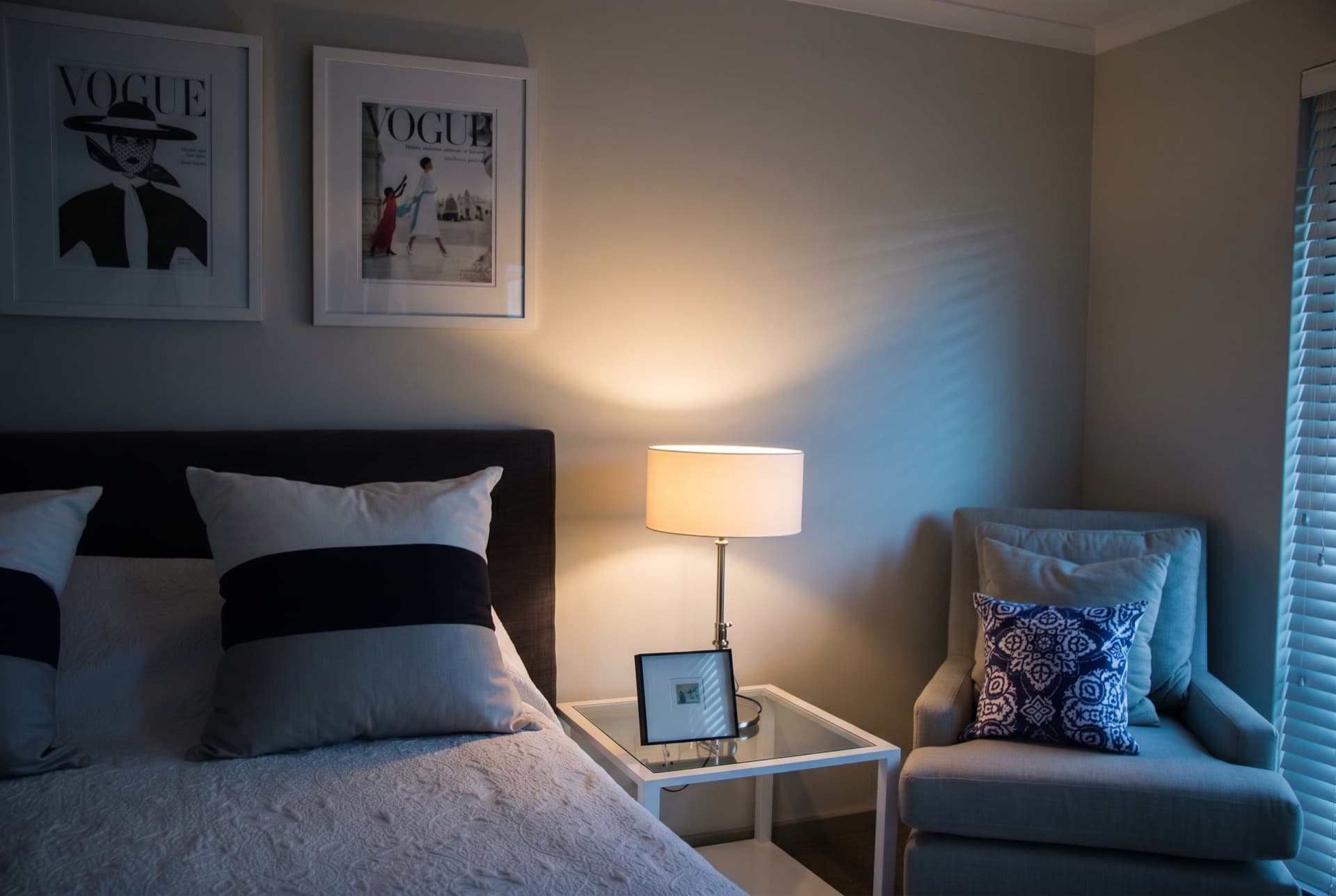 De Waterkant — the bedroom, reading lamp lit
