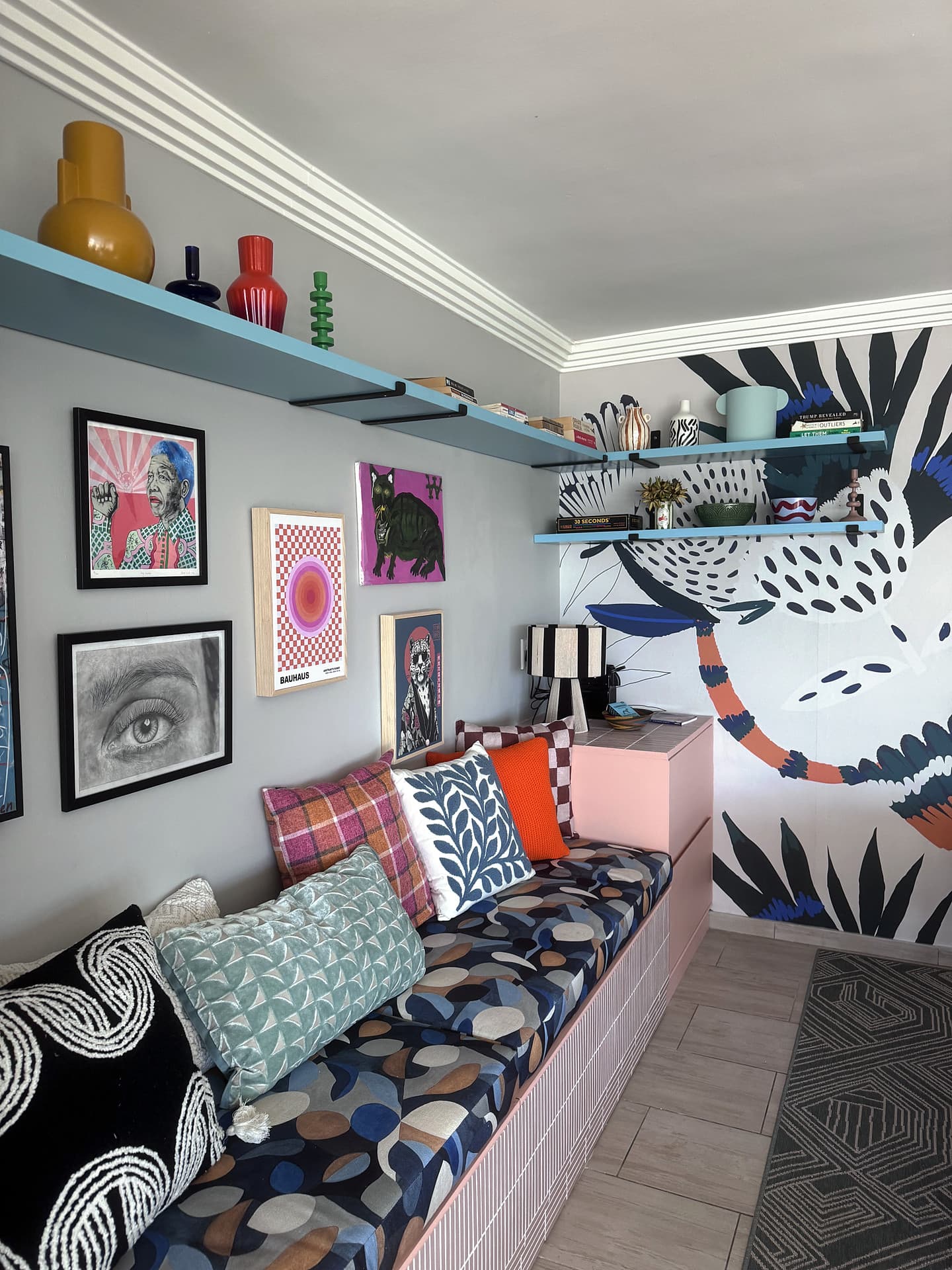 Strand – Banquette seen from the mural corner