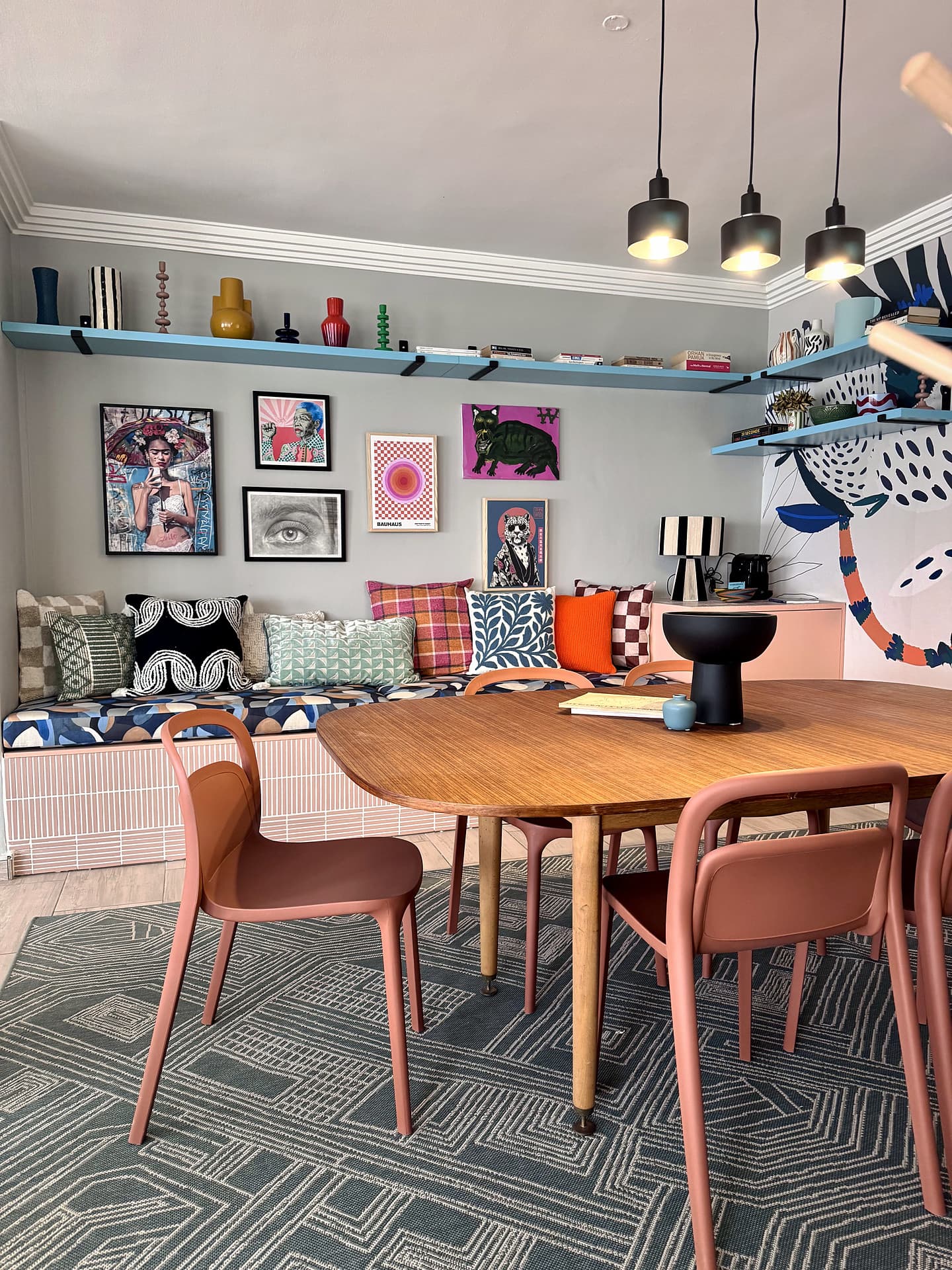 Strand – Dining table with terracotta chairs, banquette and pendants