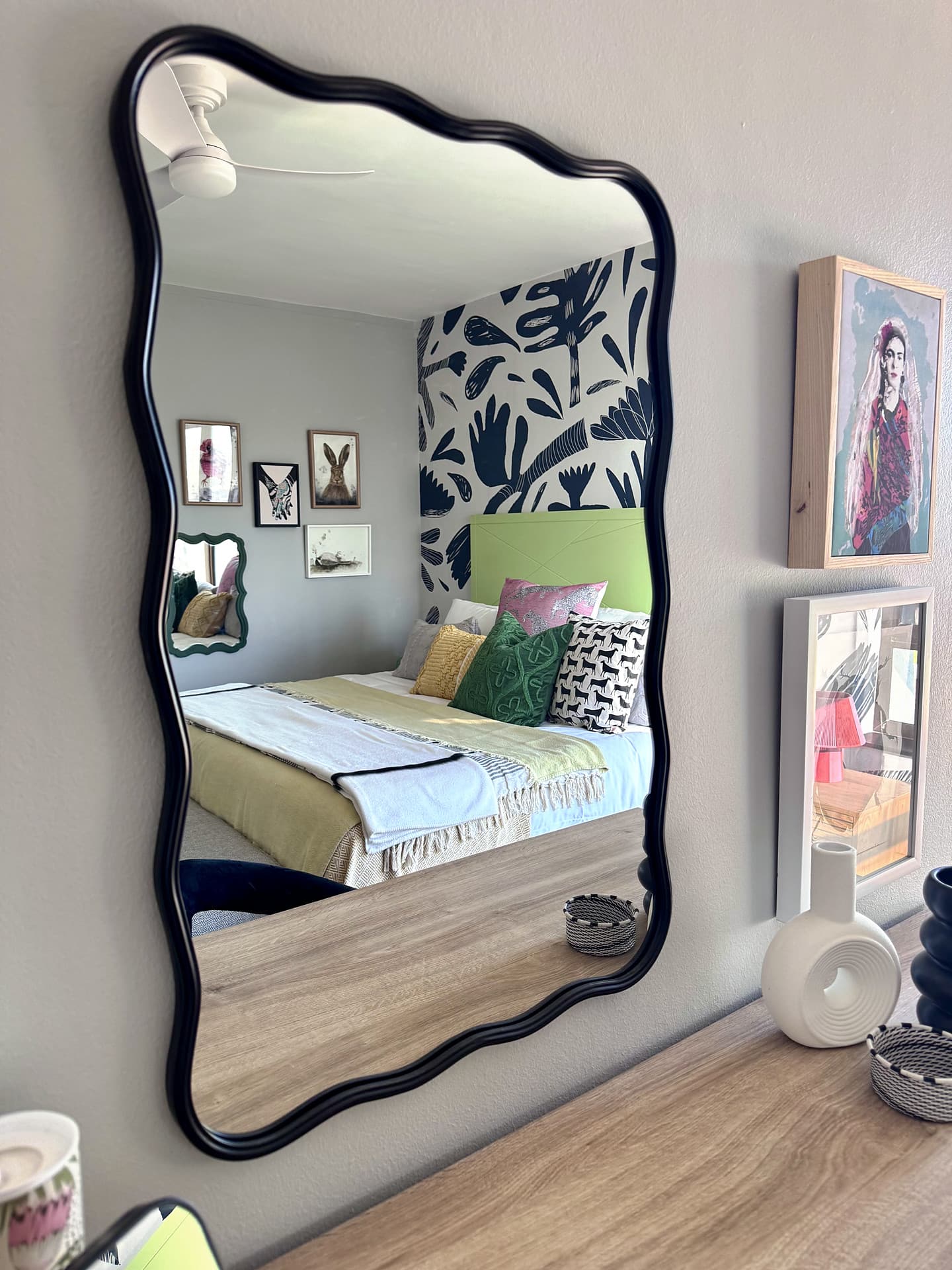 Strand – Wavy black mirror reflecting the bedroom