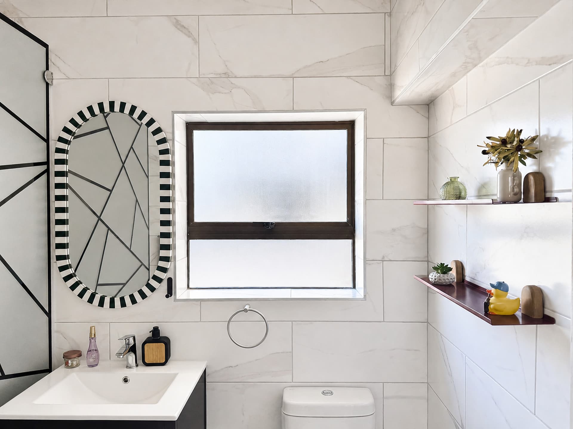 Strand – Bathroom with a geometric black-line mirror, window and two shelves