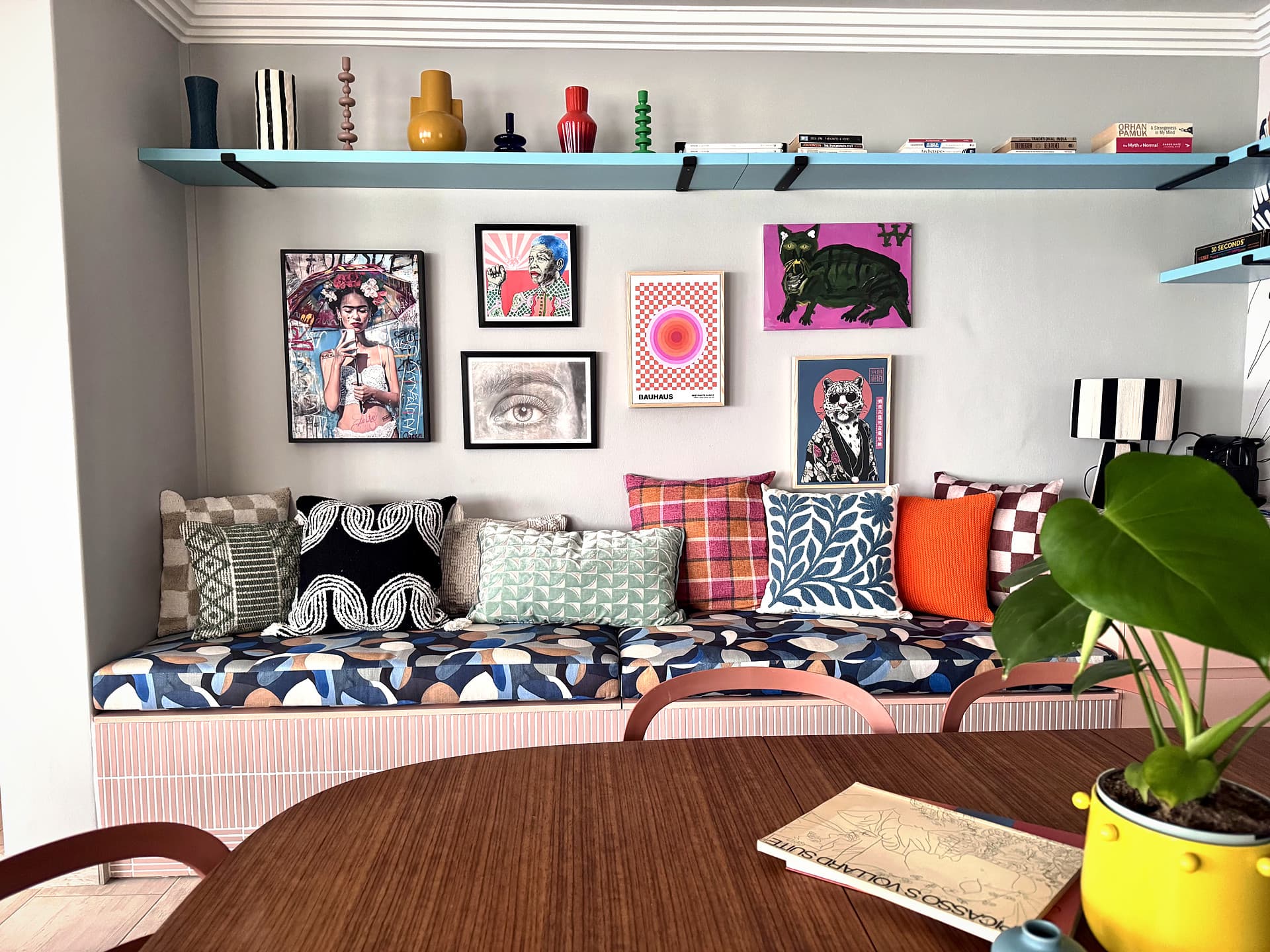 Strand – the banquette beneath the gallery wall