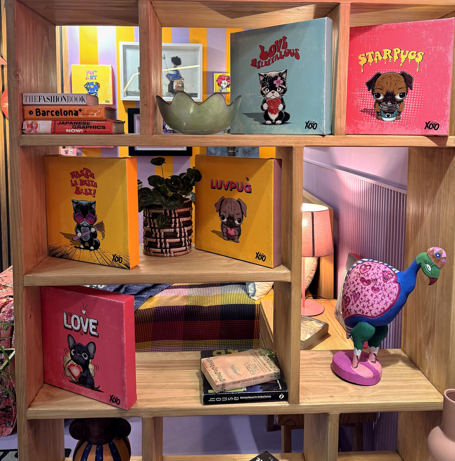Urban Living Pod – Shelf styling: small canvases, a bird figure and a bowl